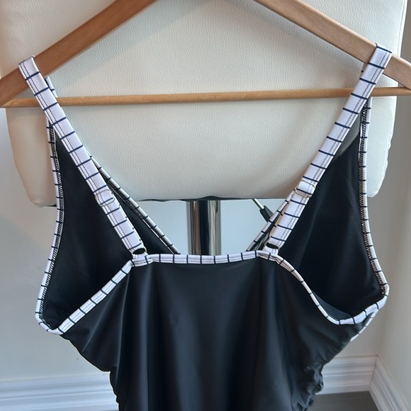 Striped V-neck tummy control one piece monokini with sheer mesh high waist. - Picture 4 of 16